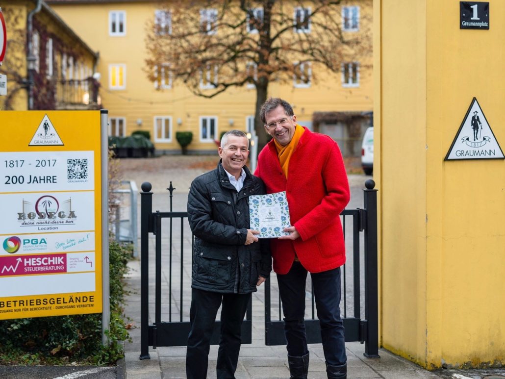 Mag. Tassilo Lang übergibt Bürgermeister Ing. Rudolf Scharinger die 200-jährige Firmenchronik. Foto © Michael Nagl