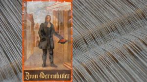 Die Bezeichnung „Herrnhuter“ stammt von der streng puritanischen Sekte der Herrnhuter, die 1722 aus Österreich vertrieben wurden und in der Lausitz Schutz und Aufnahme fand. In ihrer neuen Heimat gründeten die Herrnhuter den Ort Herrnhut, wo sie weiterhin Leinenwaren von besonderer Qualität erzeugten.