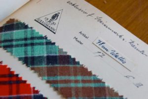 Beispiel eines Blattes aus einem der 77, dem Textilmuseum Haslach übergebenen, akkurat angefertigten Musterbücher. Foto © Textiles Zentrum Haslach / Andreas Hollinek.