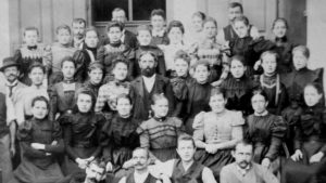Gruppenfoto der Wiener Belegschaft aus dem Jahr 1889.