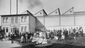 Belegschaft vor der Haslauer Fabrik – im Zweiten Weltkrieg zerstört.