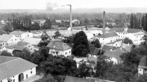 Übersichtsaufnahme des Trauner Fabriksgeländes. Der Schlot beim „Herrenhaus“ wurde 1925 nach der Anschaffung eines elektrischen 50 PS Motors abgetragen.