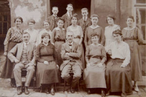 1918 Hof Kranzgasse 5: Josef Lang 54-jährig (vorne Mitte) umgeben von seinen MitarbeiterInnen. In späteren Jahren übernahm Josef Lang einen Großteil der Musterei, die Produktion von Frottierartikeln, Piqué-Decken, Piqué-Brosché usw.