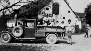Familie Lang: auf der Ladefläche sitzend in der Mitte (weißer Bart) Rudolf Lang; links neben ihm seine Frau Hedwig; rechts neben dem Lastwagen: Sohn Rudi Lang. Der Lastwagen ist ein Steyr XII – der von 1926 bis 1929 als PKW sehr beliebt war und den es auch in einer Ausführung als LKW zu kaufen gab.