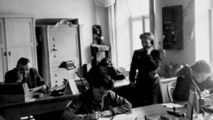 Büromitarbeiter. Aufnahme vom April 1941. V.l.n.r.: Herr Manner sowie die Damen Haslauer, Lanzelsdorfer, Rosa und Marianne Höllhumer.