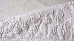 Aus der Textil-Ära der Firma Graumann blieben Tassilo Lang und seinen Kindern einige Erinnerungsstücke – darunter diese wunderschöne Piké-Decke (ein meist baumwollenes Gewebe mit abwechselnd erhöhten und vertieften Stellen): klassisches Produkt für den italienischen Hotelmarkt.