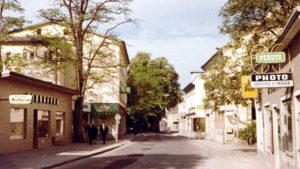 Die Bahnhofstraße mit dem vielbewunderten Kastanienbaum, links davon Langhaus und der Kiosk von Frau Bauer.