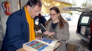 Mag. Tassilo Lang übergibt die Musterbücher der Firma Graumann an Frau Mag. Christina Leitner vom Textilen Zentrum Haslach. Foto © Günther Derx.